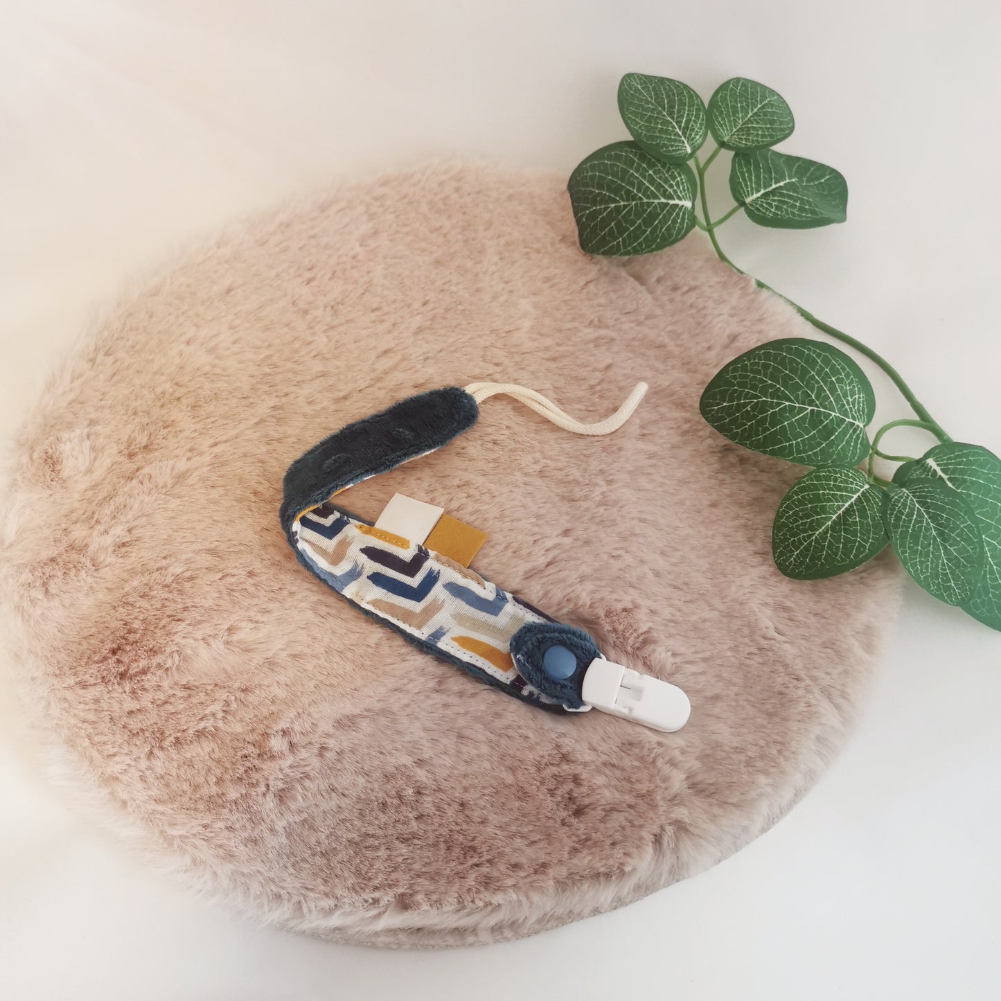 Attache tétine triangle bleu